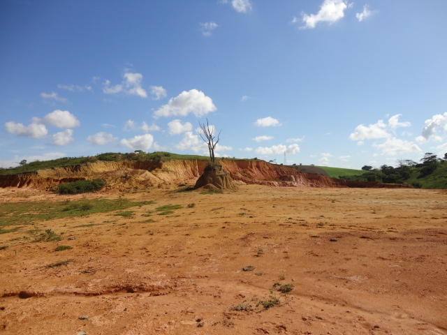 ÁREA DE 346.060,00 M² NA LOCALIDADE DE VIRGEM SANTA Potencial para extração de saibro. Licenças OK.