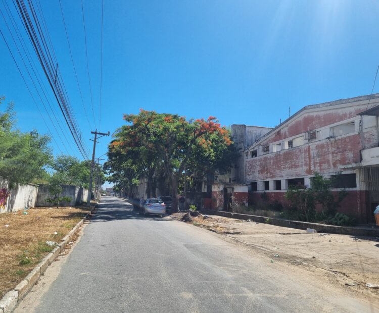 ÁREA/GALPÃO DE 2.000,00 M² NA RUA SENADOR VIANA AO LADO DA UNIVERSIDADE FEDERAL FLUMINENSE À 150 METROS DA AV. 15 DE NOVEMBRO.