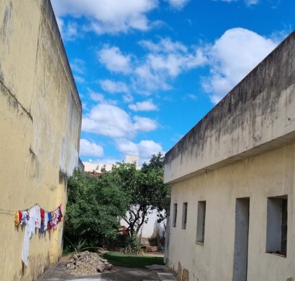 CASA COM PONTO COMERCIAL NA AVENIDA 28 DE MARÇO, Nº , CENTRO.