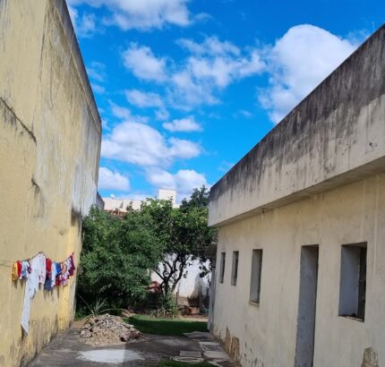 CASA COM PONTO COMERCIAL NA AVENIDA 28 DE MARÇO, Nº , CENTRO.