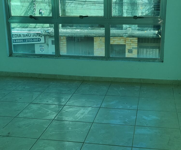 PRÉDIO COMERCIAL NA RUA DOS ANDRADAS ESQUINA COM RUA SANTA EFIGÊNIA