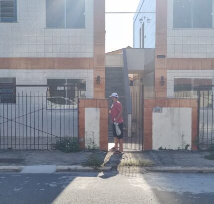 PRÉDIO NA RUA AGNALDO MACHADO, Nº 385 (ESQUINA COM A TRAVESSA SÃO TARCÍSIO), JÓCKEY CLUB. 23 KITNETS.