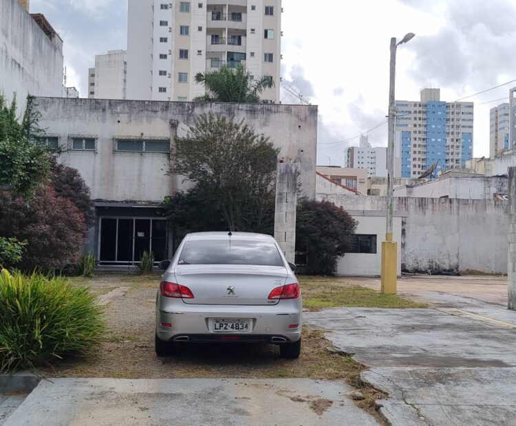 TERRENO/CASA COM 1.296,00 M² NA RUA DR. SIQUEIRA/RUA ATILANO CRISÓSTOMO, PARQUE TAMANDARÉ.