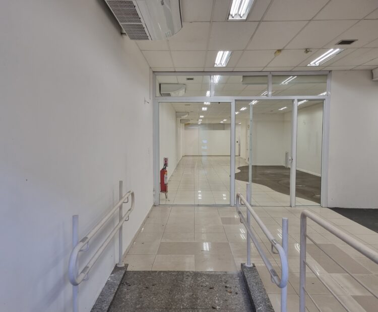 PRÉDIO COMERCIAL NA RUA TREZE DE MAIO,