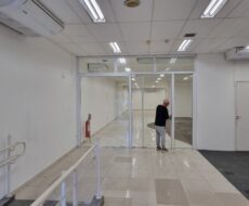 PRÉDIO COMERCIAL NA RUA TREZE DE MAIO,