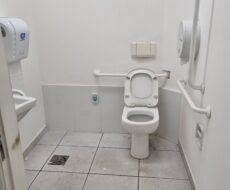 PRÉDIO COMERCIAL NA RUA TREZE DE MAIO,