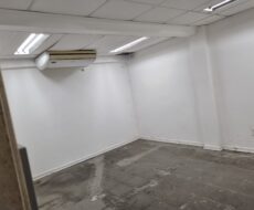 PRÉDIO COMERCIAL NA RUA TREZE DE MAIO,