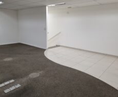 PRÉDIO COMERCIAL NA RUA TREZE DE MAIO,