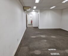 PRÉDIO COMERCIAL NA RUA TREZE DE MAIO,