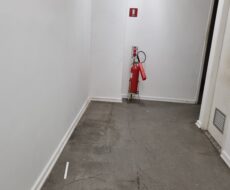 PRÉDIO COMERCIAL NA RUA TREZE DE MAIO,