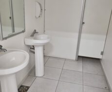 PRÉDIO COMERCIAL NA RUA TREZE DE MAIO,