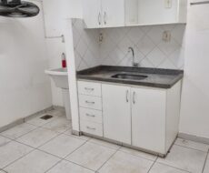 PRÉDIO COMERCIAL NA RUA TREZE DE MAIO,