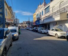 PRÉDIO COMERCIAL NA RUA TREZE DE MAIO,