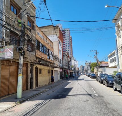 PRÉDIO COMERCIAL NA RUA ALBERTO TORRES N º CENTRO.