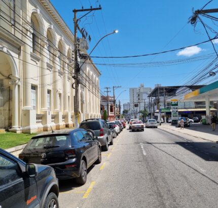 PRÉDIO COMERCIAL NA RUA ALBERTO TORRES N º CENTRO.