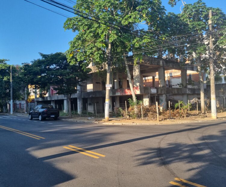 PRÉDIO COMERCIAL NA RUA PADRE ROMEU PEDRUZZI, ESQUINA COM RUA DR. SIQUEIRA.