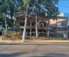 PRÉDIO COMERCIAL NA RUA PADRE ROMEU PEDRUZZI, ESQUINA COM RUA DR. SIQUEIRA.