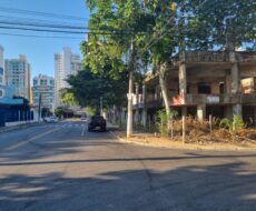 PRÉDIO COMERCIAL NA RUA PADRE ROMEU PEDRUZZI, ESQUINA COM RUA DR. SIQUEIRA.