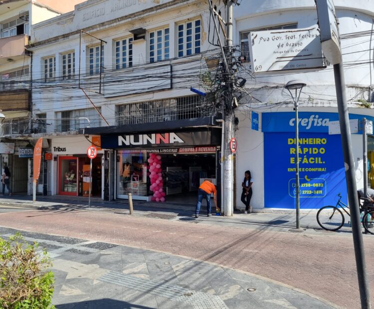 PRÉDIO COMERCIAL NA RUA TEOTÔNIO FERREIRA DE ARAÚJO