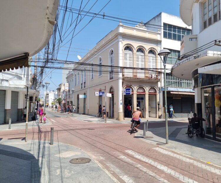 PRÉDIO COMERCIAL NA RUA JOÃO PESSOA (ESQUINA