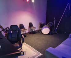 PRÉDIO COMERCIAL NA RUA VOLUNTÁRIOS DA PÁTRIA Nº , PELINCA.