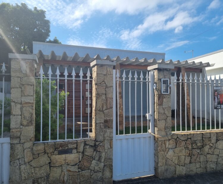 CASA NA RUA GILBERTO CARDOSO, TURF CLUB. NASCENTE. 350 M²