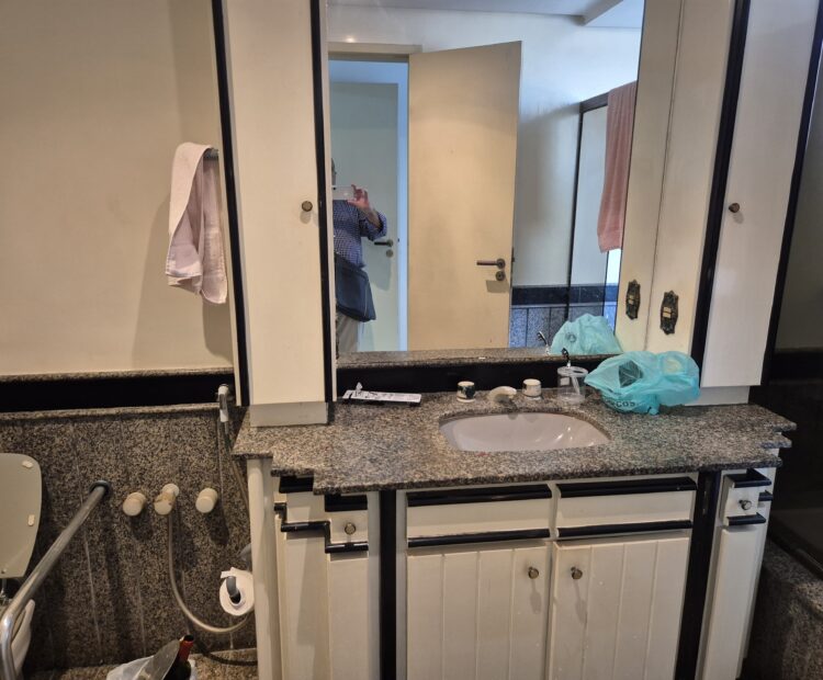 APARTAMENTO NO EDIFÍCIO SOLARIS, RUA ÁLVARO DE LACERDA Nº. 52, CENTRO.