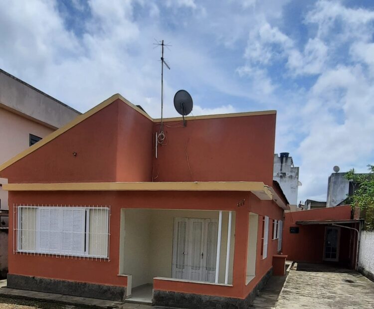 CASA NA RUA JOSÉ BERNARDINO, Nº TURF CLUB