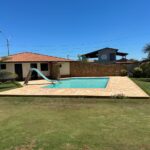 CASA EM GRUSSAÍ EM NA RUA BONGAUVILE ESQUINA COM AV. CHRIS.