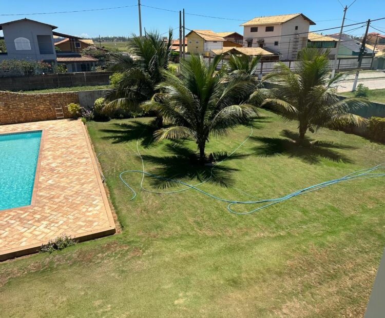 CASA EM GRUSSAÍ EM NA RUA BONGAUVILE ESQUINA COM AV. CHRIS.