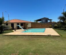 CASA EM GRUSSAÍ EM NA RUA BONGAUVILE ESQUINA COM AV. CHRIS.