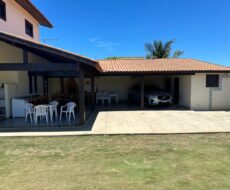 CASA EM GRUSSAÍ EM NA RUA BONGAUVILE ESQUINA COM AV. CHRIS.