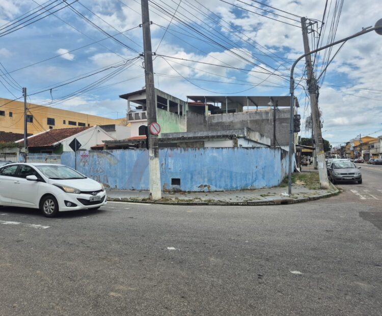 CASA/TERRENO NA ESQUINA DA RUA PRINCESA ISABEL COM VISCONDE DE ITABORA, PARQUE ROSÁRIO.