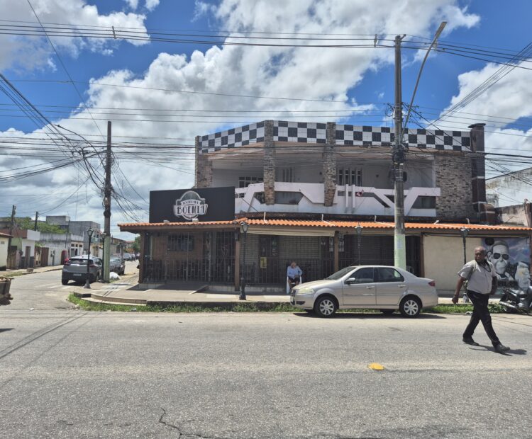 PRÉDIO NA AVENIDA PRINCESA ISABEL ESQUINA COM AURINO TAVARE NO PARQUE ROSÁRIO.