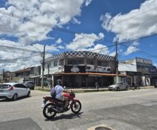 PRÉDIO NA AVENIDA PRINCESA ISABEL ESQUINA COM AURINO TAVARE NO PARQUE ROSÁRIO.