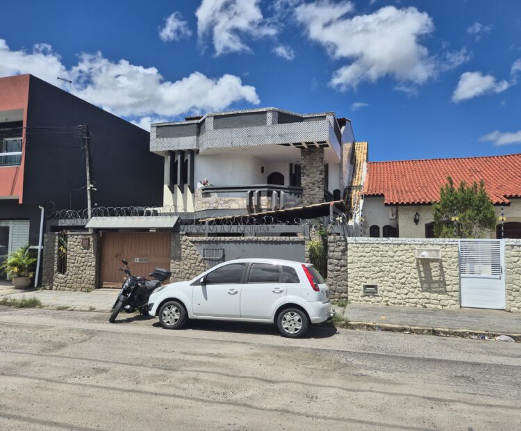CASA TRIPLÉX NA RUA VISCONDE DE ITABORAÍ Nº 447, PARQUE ROSÁRIO À 50,00 METROS DO HOSPITAL DA UNIMÉD.