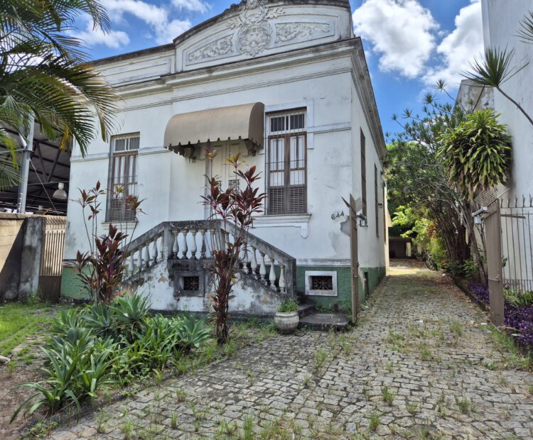 CASA NA RUA TENENTE CORONEL CARDOSO, Nº , CENTRO (ao lado do Hortifruti)