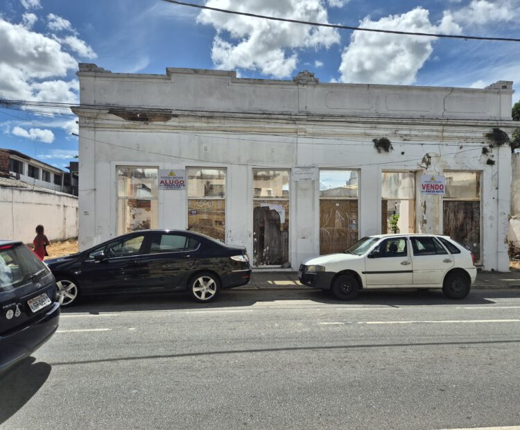 VENDO OU ALUGO TERRENO NA AVENIDA 07 DE SETEMBRO, CENTRO. Terreno: 22,40m x 40,00m = 896,00m²,