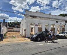 VENDO OU ALUGO TERRENO NA AVENIDA 07 DE SETEMBRO, CENTRO. Terreno: 22,40m x 40,00m = 896,00m²,