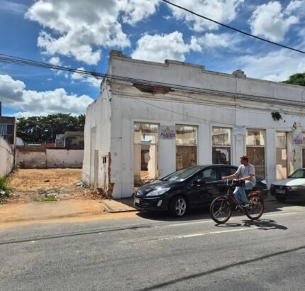 VENDO OU ALUGO TERRENO NA AVENIDA 07 DE SETEMBRO, CENTRO. Terreno: 22,40m x 40,00m = 896,00m²,