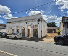 VENDO OU ALUGO TERRENO NA AVENIDA 07 DE SETEMBRO, CENTRO. Terreno: 22,40m x 40,00m = 896,00m²,