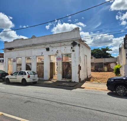 VENDO OU ALUGO TERRENO NA AVENIDA 07 DE SETEMBRO, CENTRO. Terreno: 22,40m x 40,00m = 896,00m²,