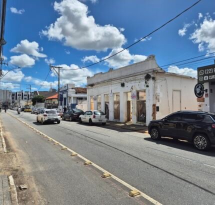 VENDO OU ALUGO TERRENO NA AVENIDA 07 DE SETEMBRO, CENTRO. Terreno: 22,40m x 40,00m = 896,00m²,