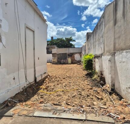 VENDO OU ALUGO TERRENO NA AVENIDA 07 DE SETEMBRO, CENTRO. Terreno: 22,40m x 40,00m = 896,00m²,