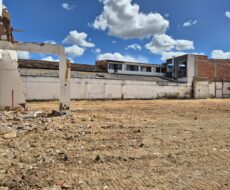 VENDO OU ALUGO TERRENO NA AVENIDA 07 DE SETEMBRO, CENTRO. Terreno: 22,40m x 40,00m = 896,00m²,