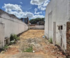 VENDO OU ALUGO TERRENO NA AVENIDA 07 DE SETEMBRO, CENTRO. Terreno: 22,40m x 40,00m = 896,00m²,