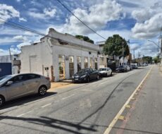 VENDO OU ALUGO TERRENO NA AVENIDA 07 DE SETEMBRO, CENTRO. Terreno: 22,40m x 40,00m = 896,00m²,