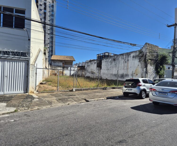EXELENTE TERRENO DE 400 M² RUA MARECHAL DEODORO Nº 234, CENTRO QUASE ESQUINA DA RUA IPIRANGA À 70,00 DA 28 DE MARÇO, POSIÇÃO NASCENTE.