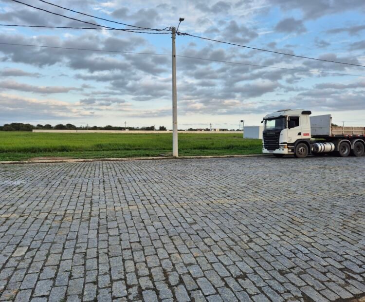 VENDO/ALUGO ÁREAS COMERCIAIS/INDUSTRIAIS NA RJ 240 (ESTRADA DO PORTO DO AÇU /SÃO JOÃO DA BARRA) – À 900,00M DA BR 356.
