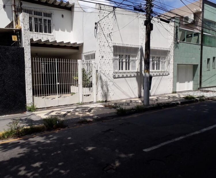 CASA/SOBRADO NA RUA 21 DE ABRIL Nº 93, CENTRO, FRENTE PARA O NASCENTE..